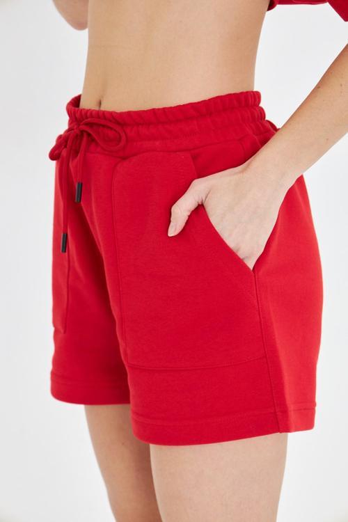 Esnek ve Rahat Kesim Çift Cepli Diz Üstü Kadın Şort