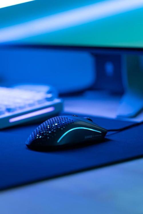 Model O 2 RGB Kablosuz BAMF sensörlü 26000 DPI 68 gram Gaming Mouse Mat Siyah