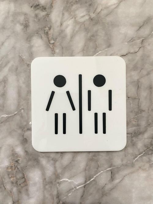 Parlak Beyaz Minimal WC Yönlendirme Levhası