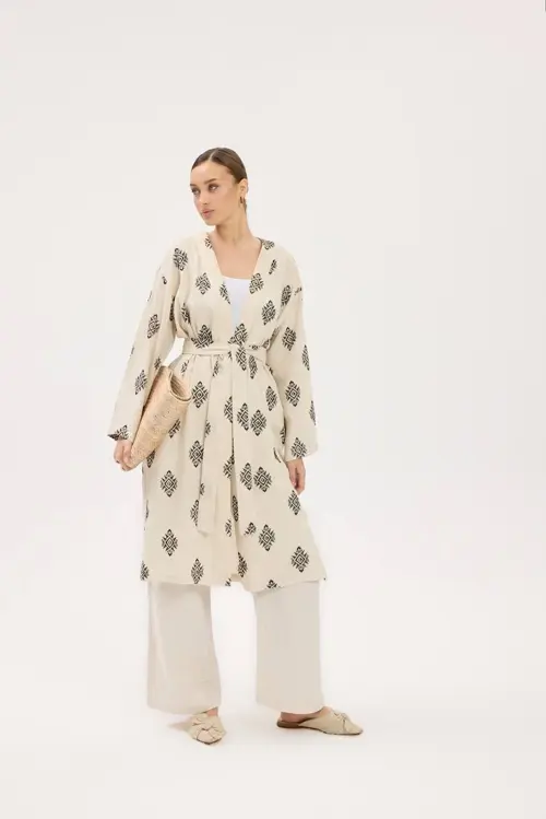 Şıklık Ve Konforun Mükemmel Uyumu: Krem İşlemeli Kimono İle Tarzınızı Baştan Yaratın!