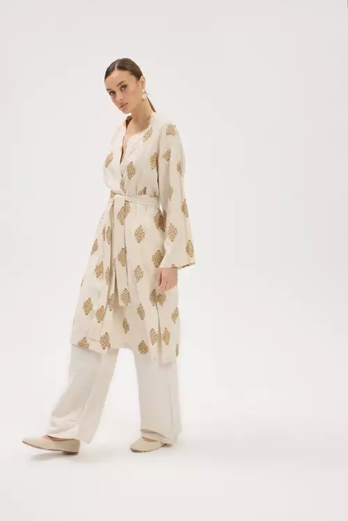 Şıklık Ve Konforun Mükemmel Uyumu: Krem İşlemeli Kimono İle Tarzınızı Baştan Yaratın!