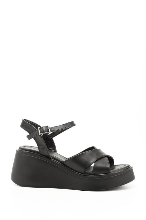 Kadın Siyah Çapraz Bantlı Bilekten Bağlı Dolgu Topuklu Sandalet