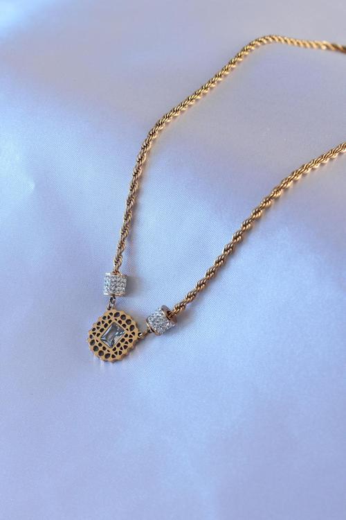 Zarif Kadın için Golden Çelik Lotus Zirkonlu Burgu Zincir Kolye