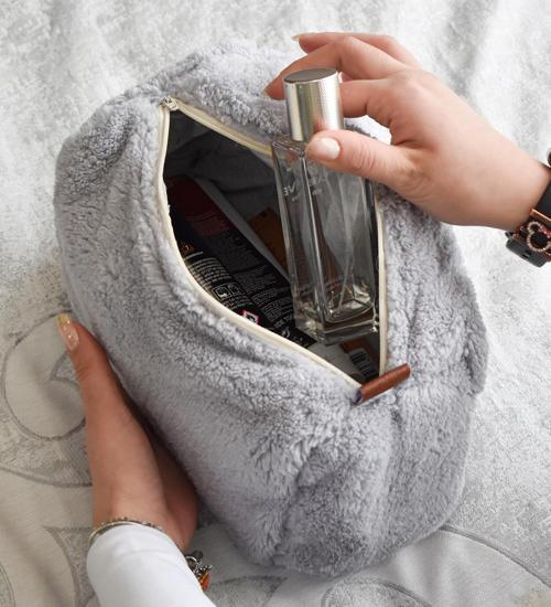  Peluş Seyahat Çantası (Uzun Tüylü) - Yumuşak ve Şık Tasarım