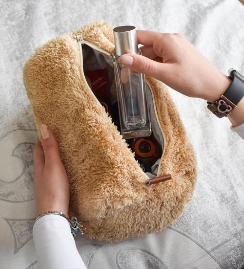  Peluş Seyahat Çantası (Uzun Tüylü) - Yumuşak ve Şık Tasarım