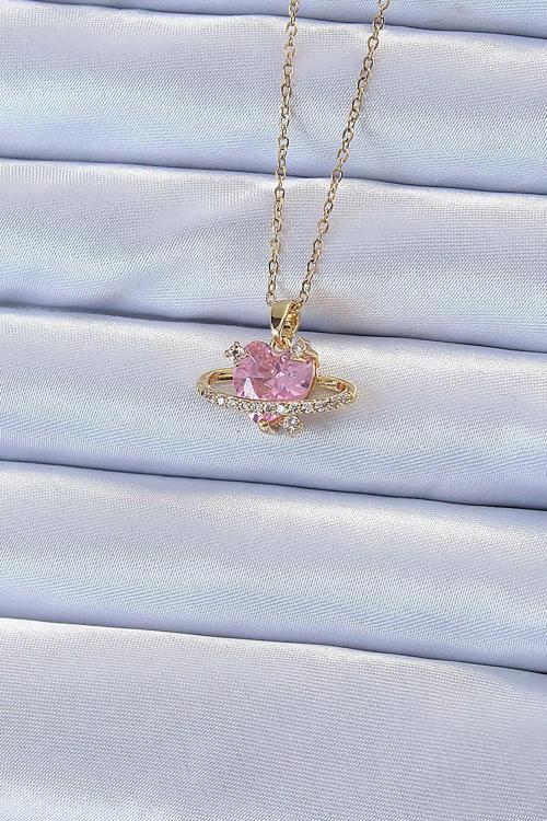 316L Çelik Zincir Altın Renk Pembe Zirkon Taşlı Satürn Görünümlü Kalp Kolye - TJ-BKO9220