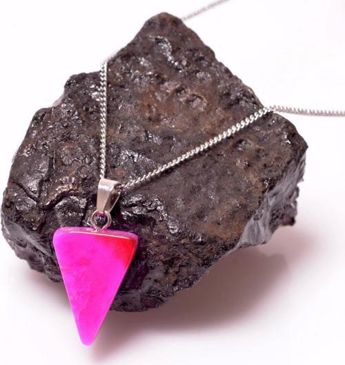 Pembe Akik Taşı Üçgen Kolye