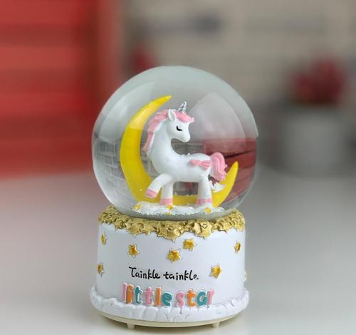 Büro Ev Hediyesi için Sarı Ay altında Unicorn Kar Küresi