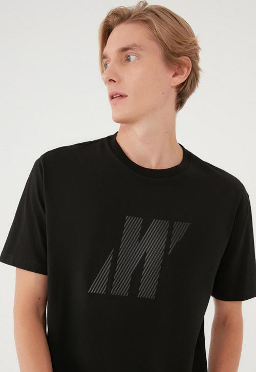 067034-900 Erkek Siyah T-Shirt