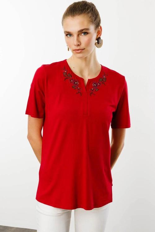 Kadın Açma Yaka Nakış İşlemeli Penye T-Shirt 25700 Kırmızı
