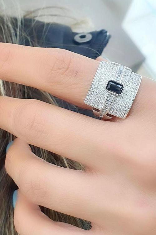 İtalyan Tasarımı 925ayar Gümüş Pırlanta Parlaklığında Zirkon Taşlı Oniks Taş Detaylı Yüzük