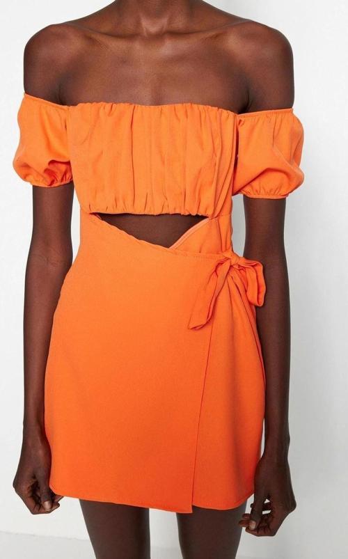 Kadın Moda Standart Kol Geniş Paça Carmen Yaka Düz Desen Kısa Pencere Cut Out Detaylı Dokuma Tulum
