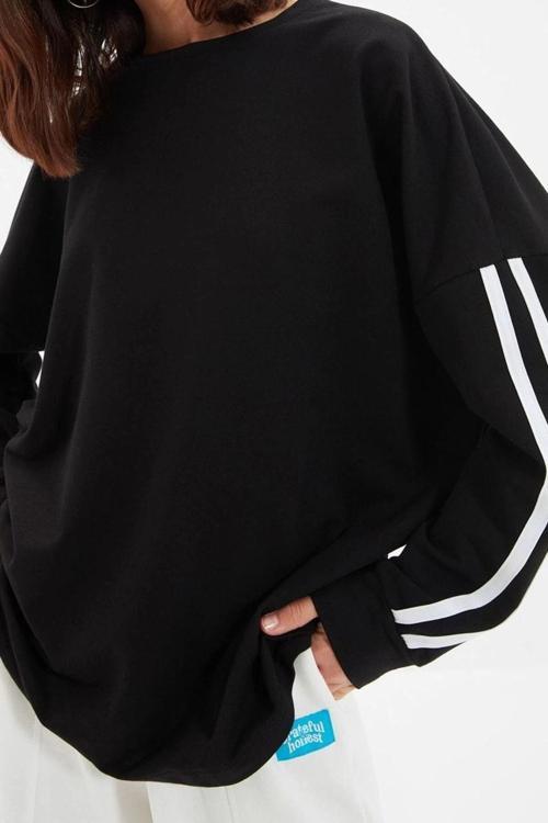 Tarz Oversize Bisiklet Yaka Düşük Kol Uzun Şerit Detaylı Geniş Kalıp İnce Örme Sweatshirt