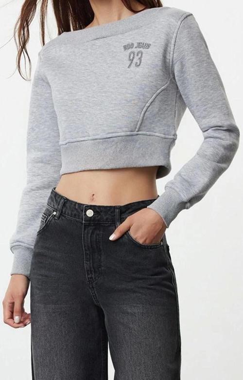 Tarz Crop Madonna Yaka Düşük Kol Crop Kayık Yaka Crop Normal Kalıp Örme Sweatshirt