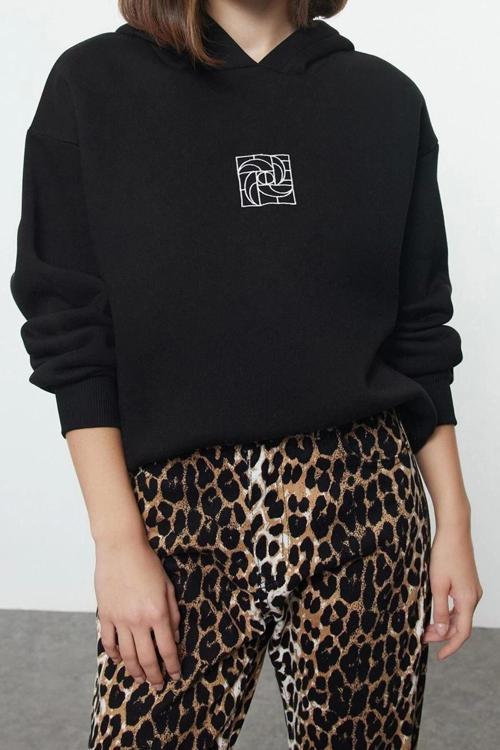 Tarz Bol Kapüşonlu Düşük Kol Uzun Geniş Kalıp Nakışlı Kalın İçi Polarlı Örme Sweatshirt