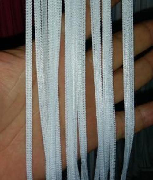 İP MODEL BEYAZ RENK İP PERDE 180 Cm En 280 cm Boy  2 mm şeritler halinde hazır ip perde