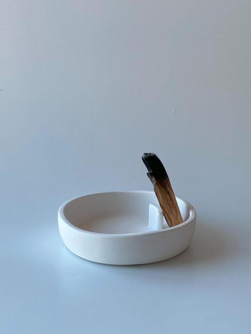 Asimetrik Palo Santo Tütsülüğü Beyaz