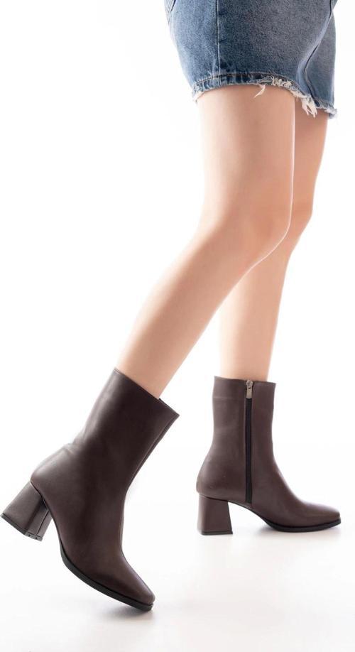 Kahve Topuklu Fermuarlı Kadın Bot