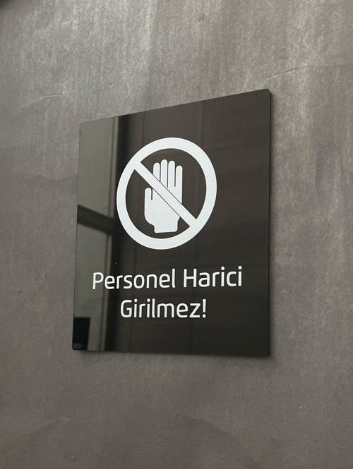 Siyah Parlak Pleksi Personel Harici Girilmez Uyarı Levhası