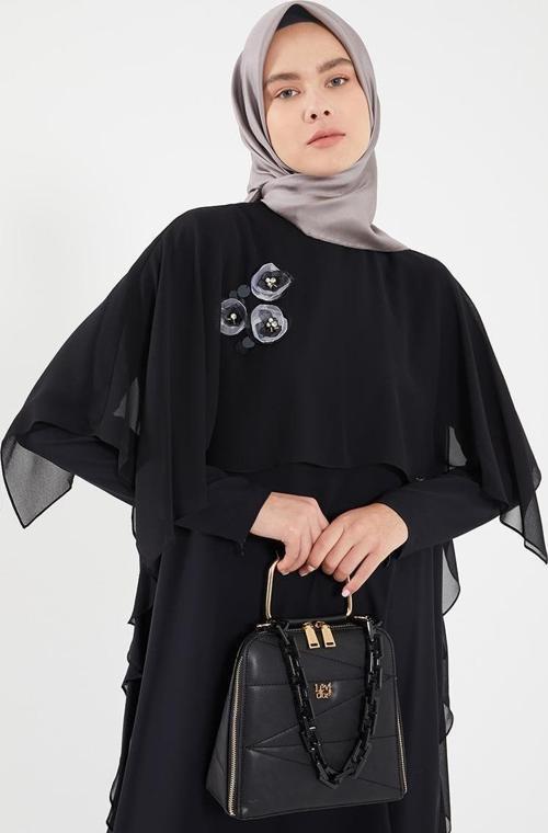 Siyah Yakaşı İşlemeli Gömlek