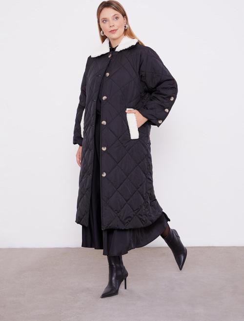 Siyah Kürk Detaylı Kapitone Mont