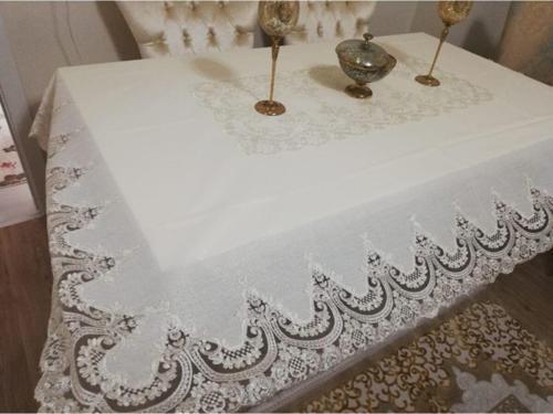 Fransız Güpür Krem Rengi Linen Kumaş Üzerine Dertsiz 12 Kişilik Masa Örtüsü 160 X 260