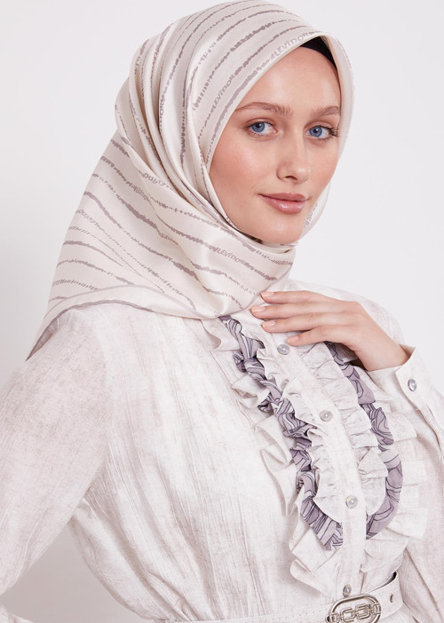 Krem Çizgili Yazı Desen Twill İpek Eşarp
