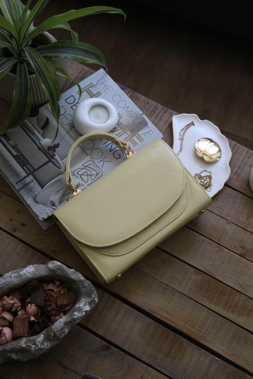 Kadın Sarı Oval Kapak Detaylı Askılı Omuz Çantası