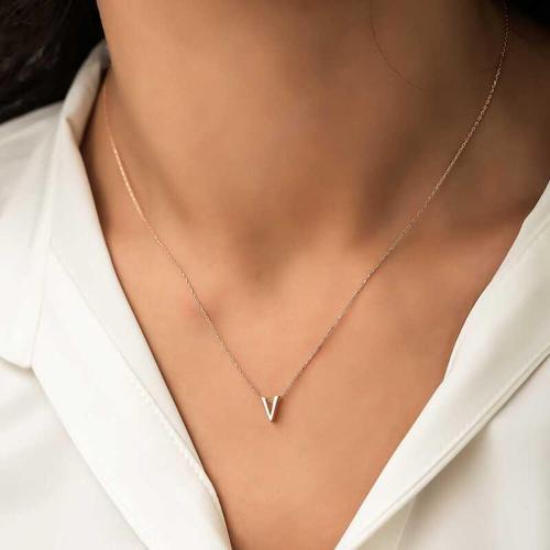 Gümüş Rose 3 Boyutlu V Harf Bayan Kolye SL4255