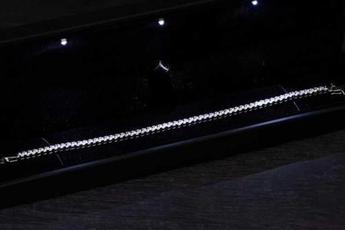 Gümüş Işıklı Kutulu 4 mm Beyaz Taşlı Su Yolu Kadın Bileklik SL6529