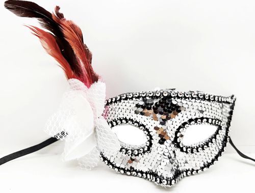 Gümüş Renk Yandan Tüylü Güllü Gümüş Taşlı Pullu Maske 20x22 Cm