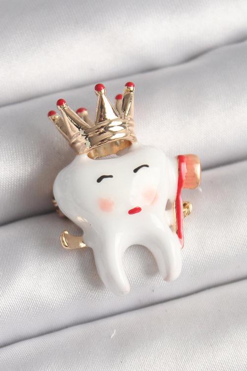 Pirinç Gold Renk Taç Beyaz Diş Model Diş Fırçası Detay Kadın Broş - EBJ250327W31637