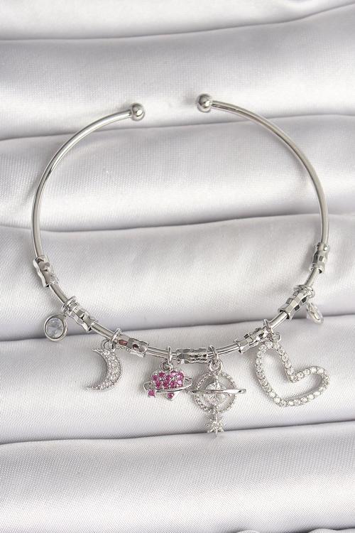 Pirinç Gümüş Renk Sallantı Zirkon Taşlı Gezegen Figür Kalp Detay Charm Kadın Bileklik - EBJ250501W32821