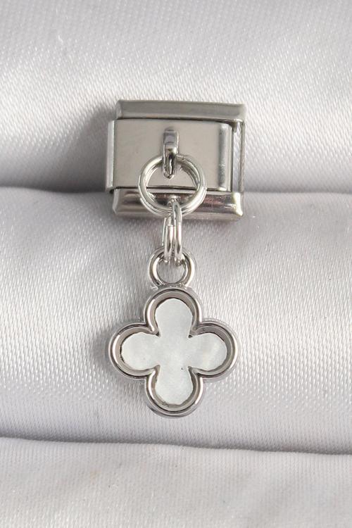Gümüş Renk Beyaz Mineli Yonca Model Nomination Charm - EBJ250501W32902