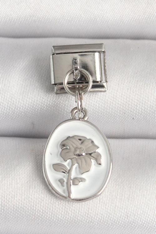 Gümüş Renk Çiçek İşlemeli Beyaz Portre Model Nomination Charm - EBJ250501W32847