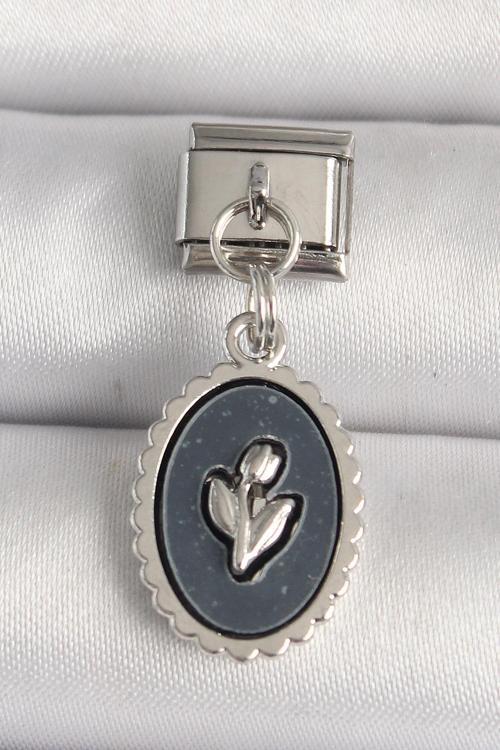Gümüş Renk Çiçek İşlemeli Siyah Portre Model Nomination Charm - EBJ250501W32848