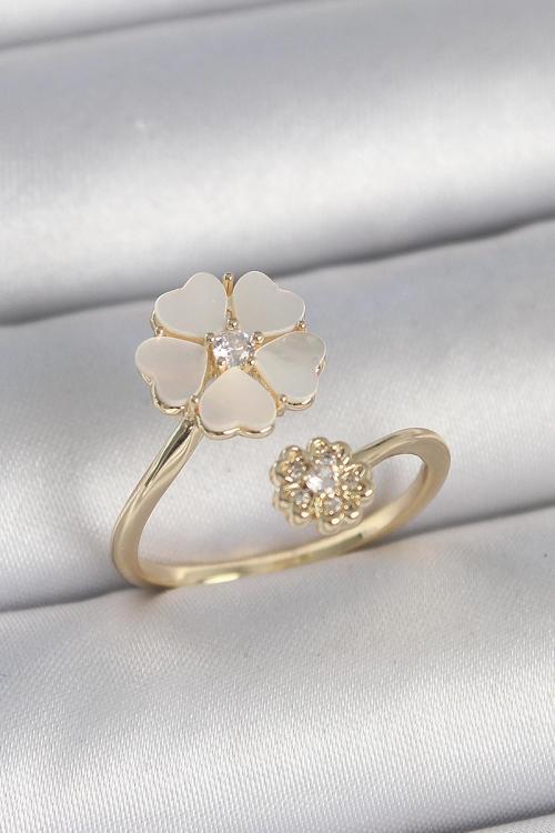 Pirinç Gold Renk Beyaz Mineli Çiçek Model Zirkon Taş Detay Kadın Yüzük - EBJ250501W33607