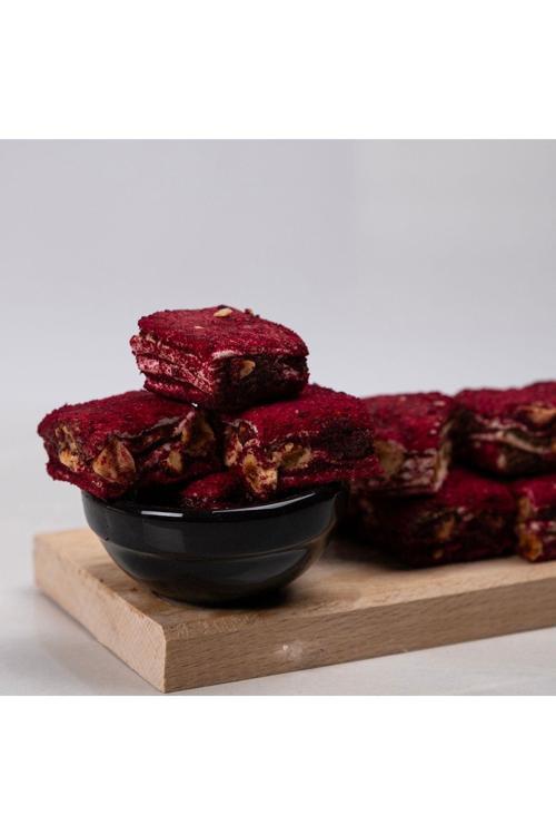 Kırmızı Velvet Kaplı Fındıklı Çikolatalı Baklava Dilim Lokum - 750 Gr