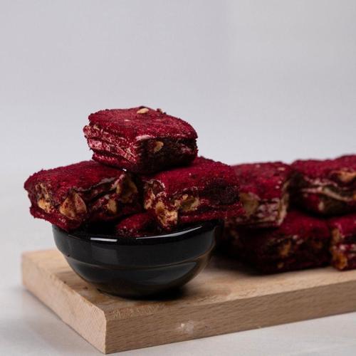 Kırmızı Velvet Kaplı Fındıklı Çikolatalı Baklava Dilim Lokum - 500 Gr
