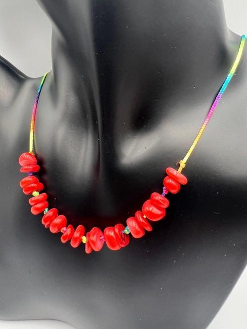 Sertifikalı Kırmızı Sedef Doğal Taş Çocuk Kolyesi Asansörlü Kilit Sistemi