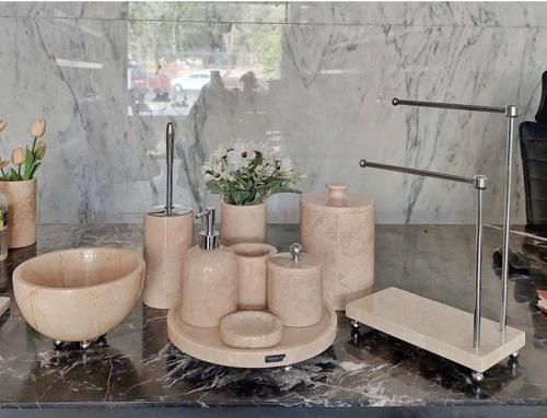 Doğal Bej Mermer Banyo Seti-10 Parça- Gümüş Mercan Detaylı