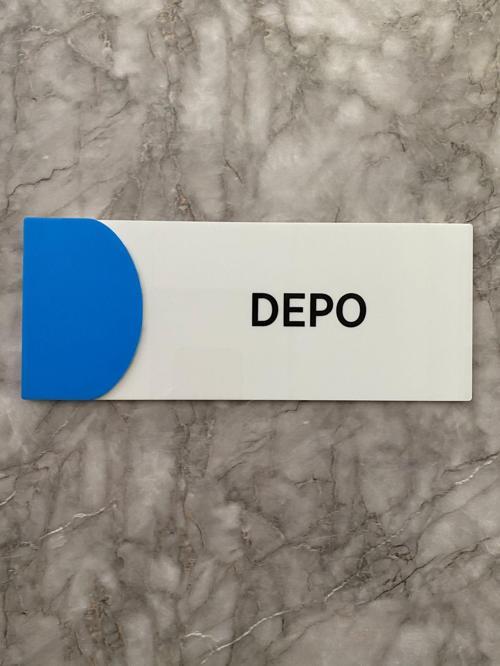 Ortaokula Uygun Renk Depo Uyarı ve Yön Levhası