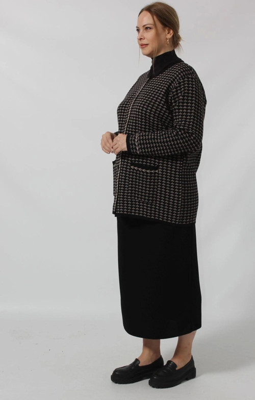 Y0669 KADIN SİYAH-KREM KARELİ DESENLİ DÜĞMELİ CEPLİ MEVSİMLİK ANNE HIRKA