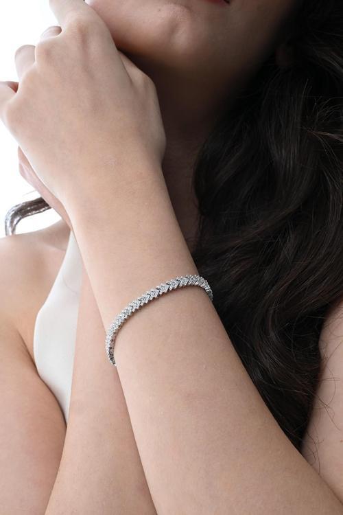 Gümüş rodyumlu zirkon taşlı modern görünümlü v model uzay yolu bileklik [barcode]