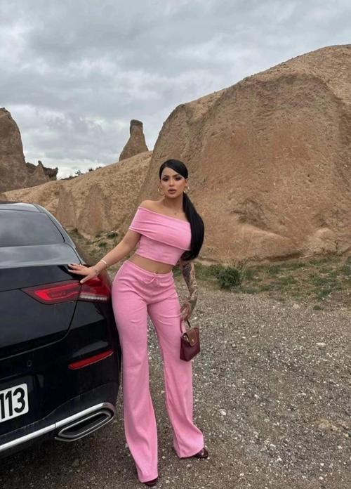 Madonna yaka bol paça pantolonlu takım