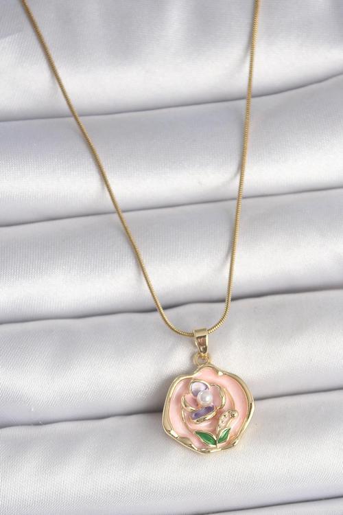 316L Çelik Gold Renk Zincir Pembe Renkli Çiçek İşlemeli İnci Detay Portre Model Kadın Kolye - TJ-BKO