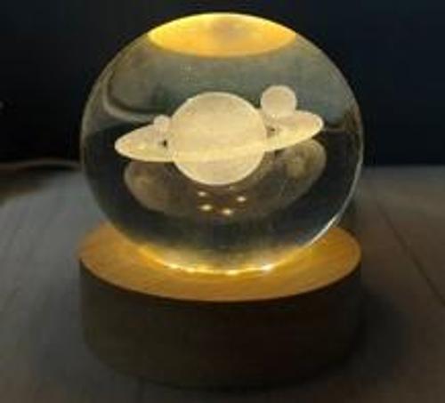 Büro Ev Ofis Hediyesi için 6CM Satürn Model Ahşap Standlı Işıklı Cam Küre