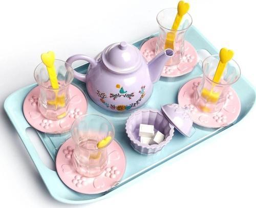 Kutulu Çay Vakti İnce Belli Bardaklarla