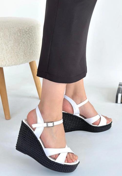 Minna Beyaz Cilt Dolgu Topuk Sandalet