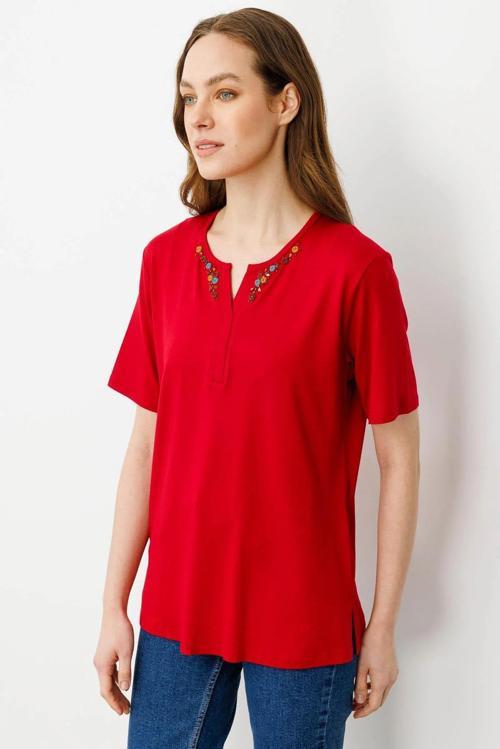 Kadın Açma Yaka Nakış İşlemeli T-Shirt 25703 Kırmızı
